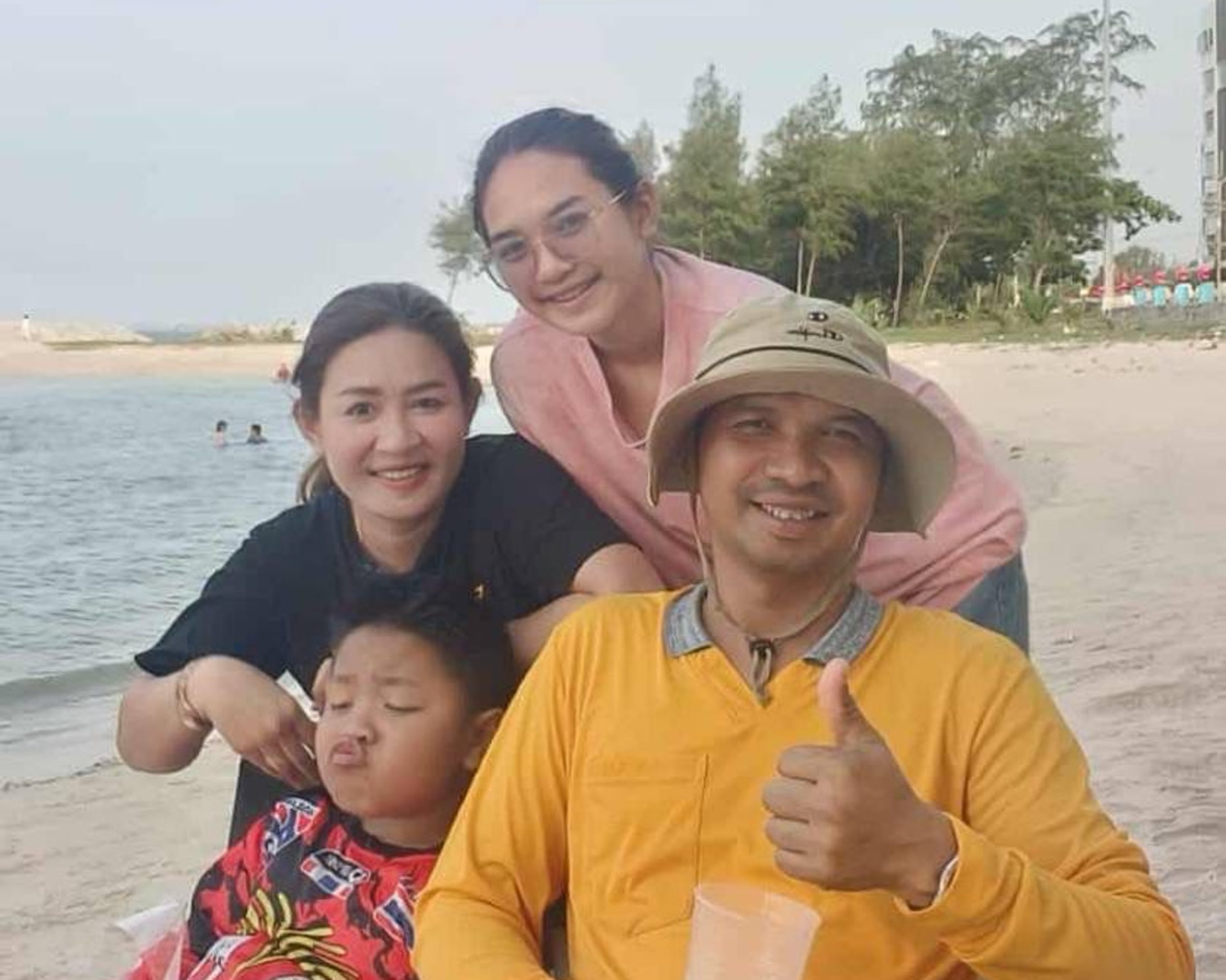 Nỗi đau xé lòng của người đàn ông mất vợ và hai con khi đang đi mua đồ ăn vặt trong vụ 7-Eleven ở Thái Lan nghi bị trúng hoả lực- Ảnh 1.