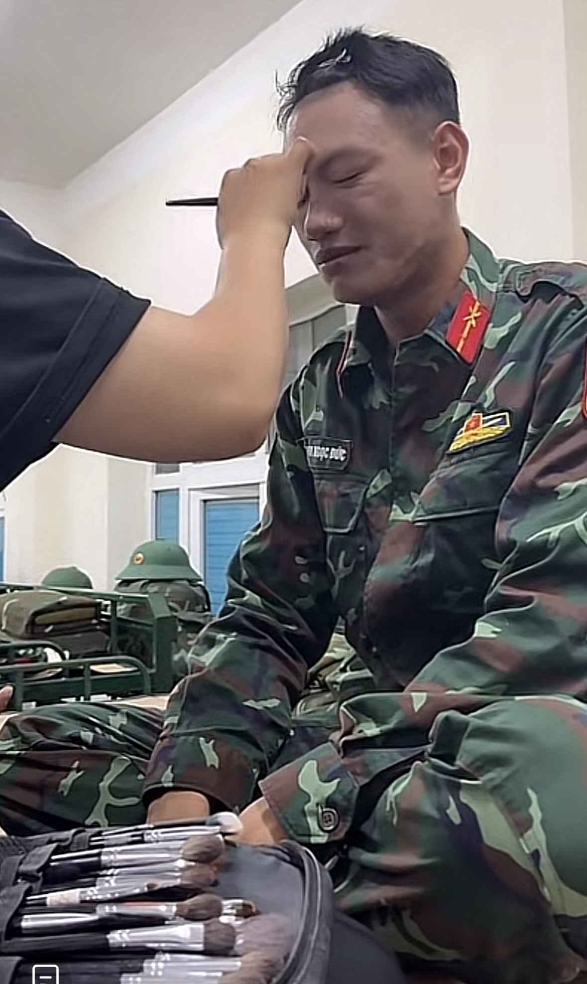 Cảnh hậu trường "đắt giá" trong doanh trại chiến sĩ đêm trước Tổng duyệt - Ảnh 7. Cảnh hậu trường "đắt giá" trong doanh trại chiến sĩ đêm trước Tổng duyệt - Ảnh 7.