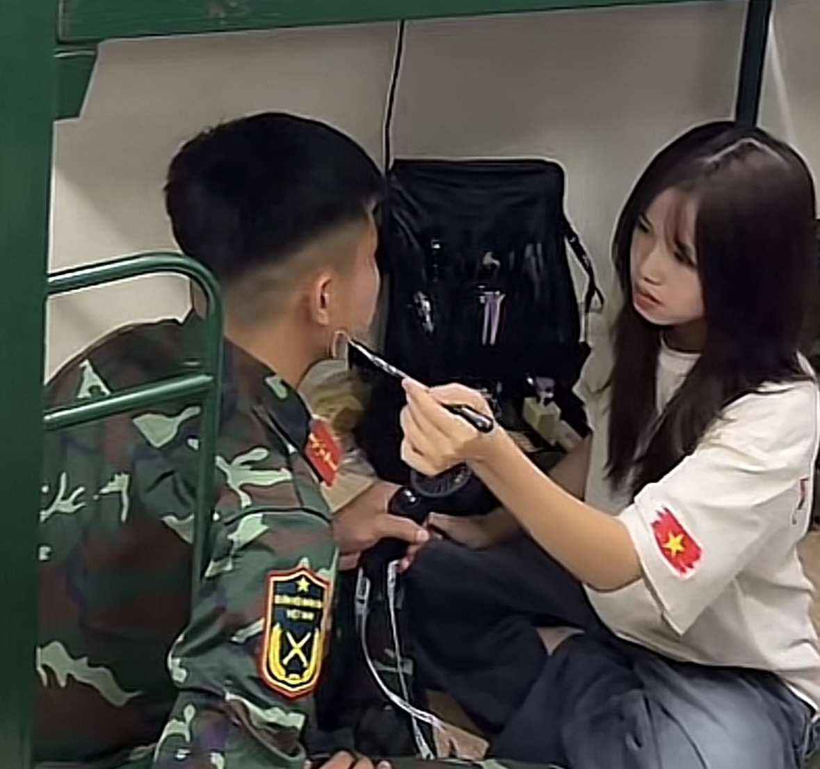 Cảnh hậu trường "đắt giá" trong doanh trại chiến sĩ đêm trước Tổng duyệt - Ảnh 6. Cảnh hậu trường "đắt giá" trong doanh trại chiến sĩ đêm trước Tổng duyệt - Ảnh 6.
