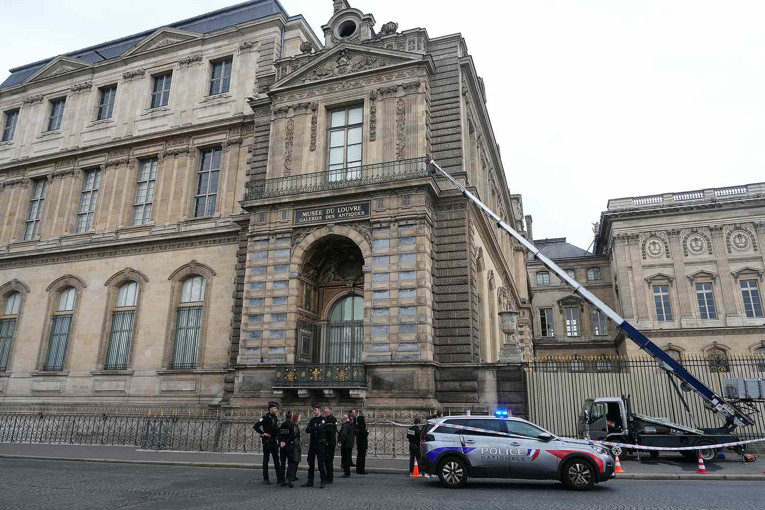 louvre paris robbers 101925 01 caefbd2385724fc3878a05b52e0e4350