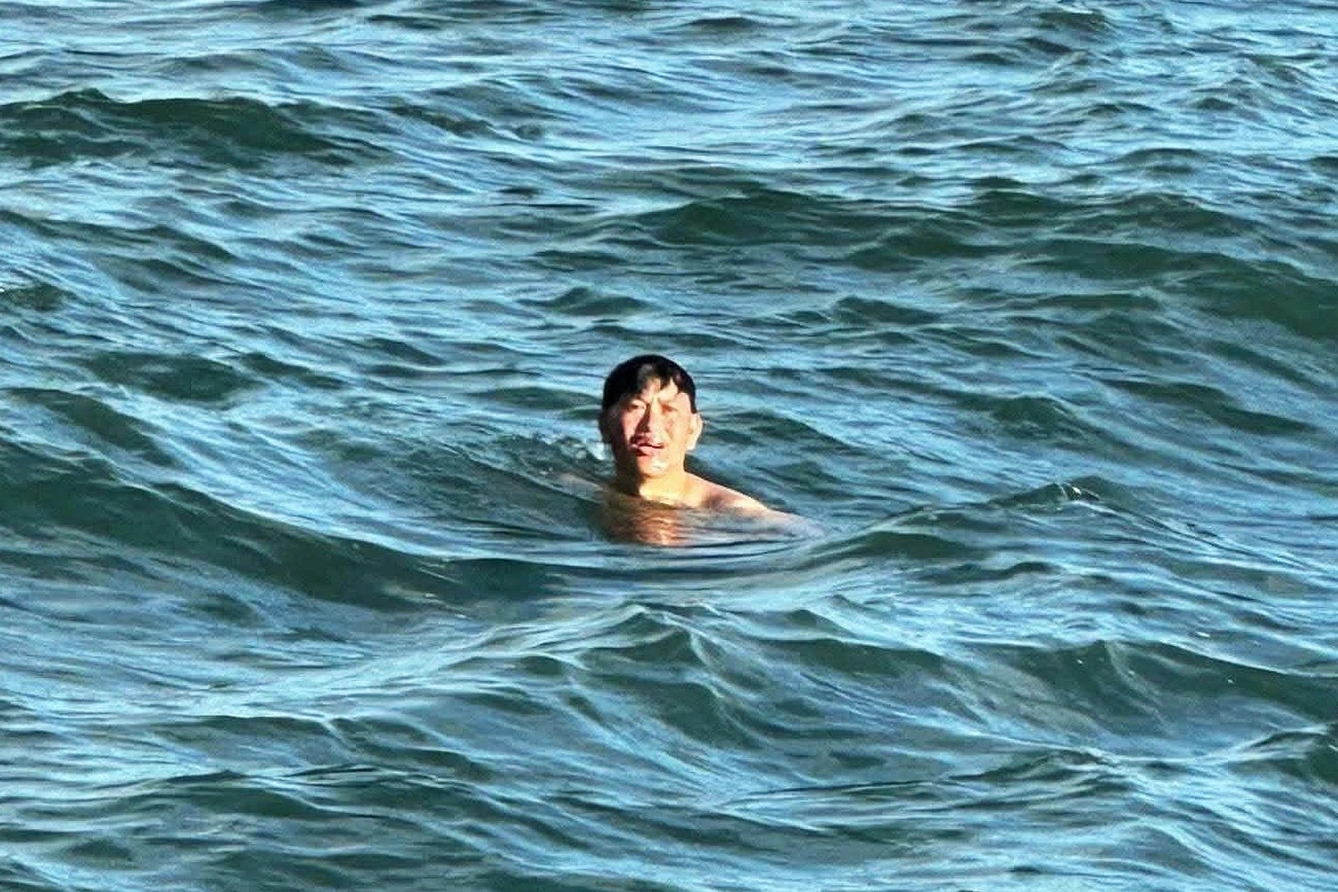 ly do khi phat hien nguoi dan ong troi 2 ngay tren bien khong mac ao phao 2 edited 1762678046552