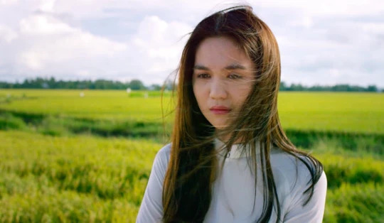 ngoc trinh bat khoc khi xem phim ve cuoc doi minh 1