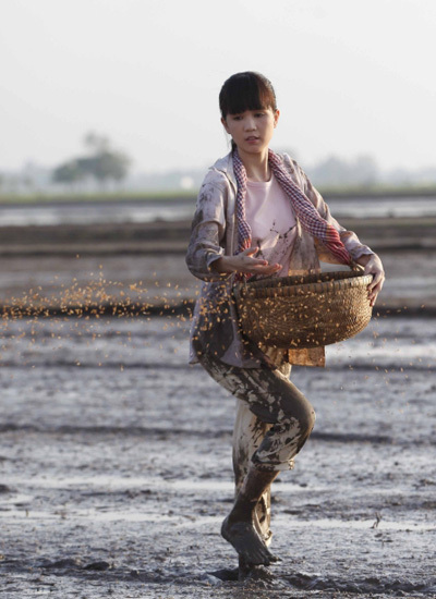 ngoc trinh bat khoc khi xem phim ve cuoc doi minh