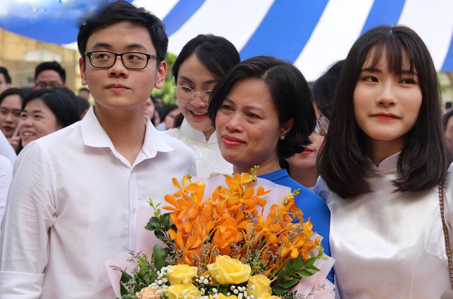 hoc sinh khoc nuc no om chat thay co trong le be giang 12e 5072116 16366245561051052130554