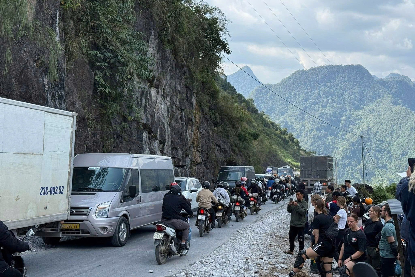 tac duong len ha giang 6 1763139612985 17631396141381223331899