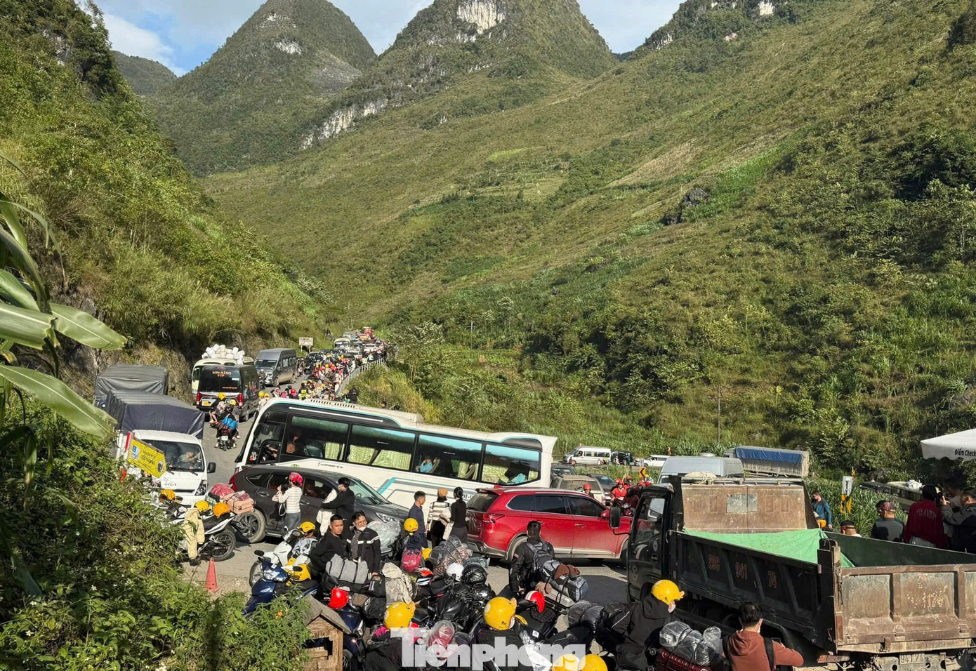 tp tac duong len ha giang 10 1763139622112 17631396224782086991637