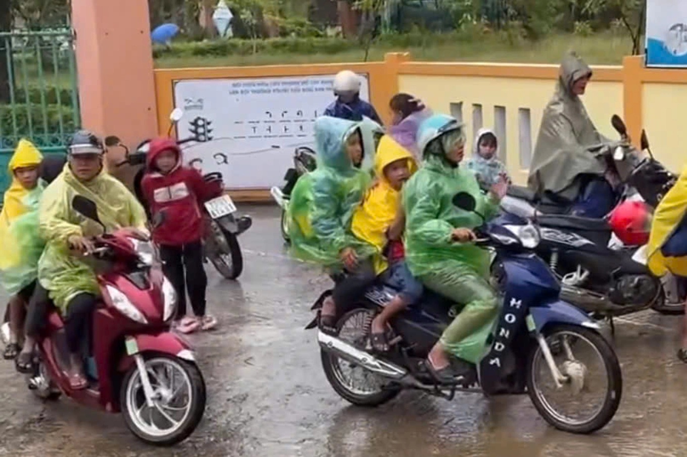 phu huynh don con venhat anhjpg 1763365696822