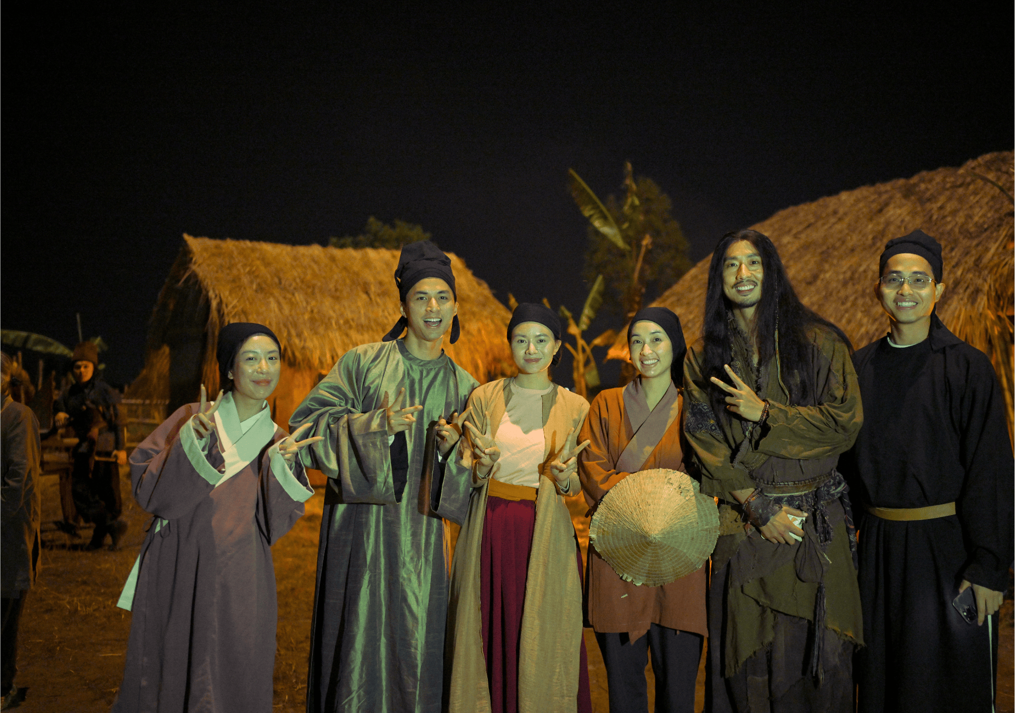 cac ban tre trong co phuc viet hao hung chup hinh hau truong cung dien vien tuan tran