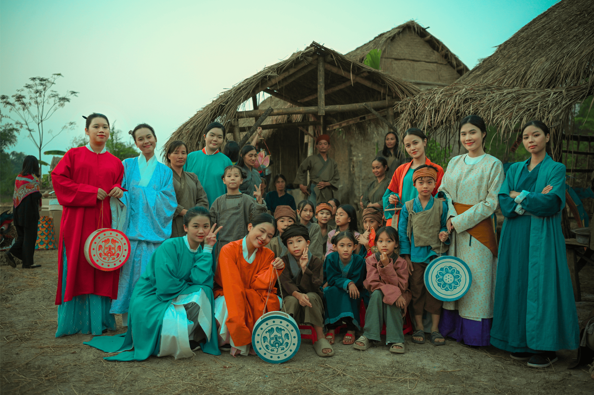 cac ban tre trong co phuc viet hao hung chup hinh o phim truong 1