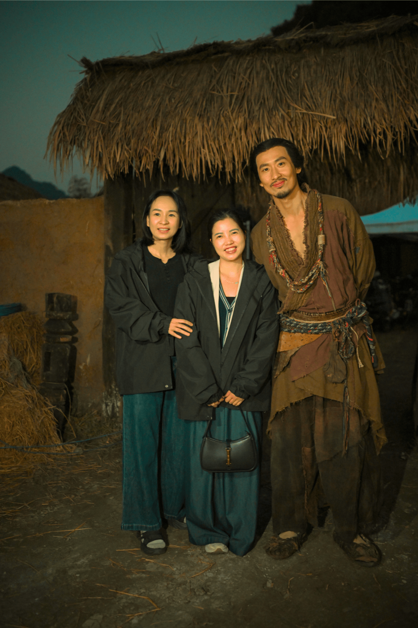 tuan tran vui ve chup hinh cung cac ban fan o hau truong