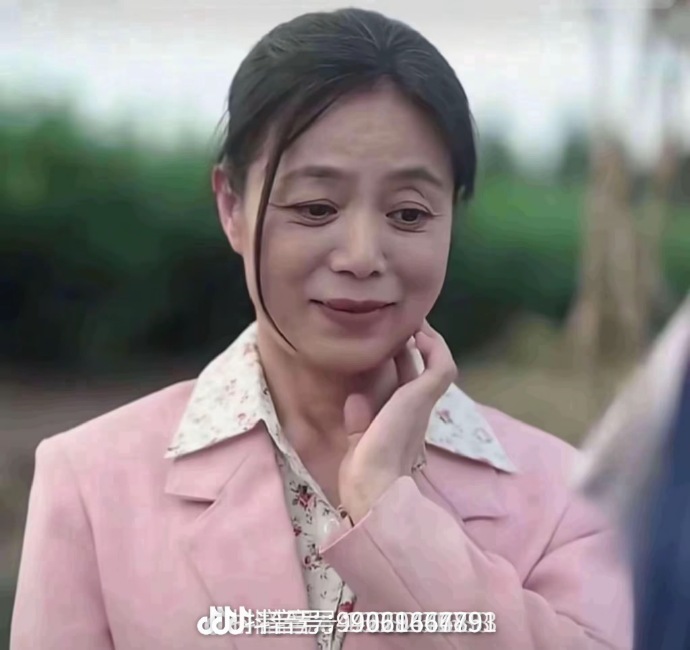 Ai làm ra phim Trung Quốc này điên thật rồi: Nữ chính hơn nam chính 30 tuổi, tam quan lệch lạc quá trời- Ảnh 2. Ai làm ra phim Trung Quốc này điên thật rồi: Nữ chính hơn nam chính 30 tuổi, tam quan lệch lạc quá trời- Ảnh 2.