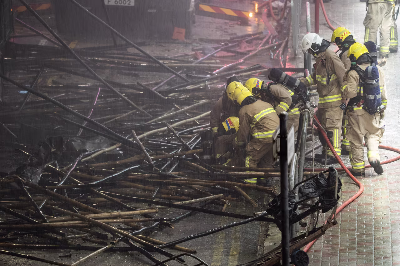 Nguyên nhân rùng mình khiến đám cháy ở Hong Kong lan rộng khắp 8 toà nhà 31 tầng- Ảnh 1. Nguyên nhân rùng mình khiến đám cháy ở Hong Kong lan rộng khắp 8 toà nhà 31 tầng- Ảnh 1.