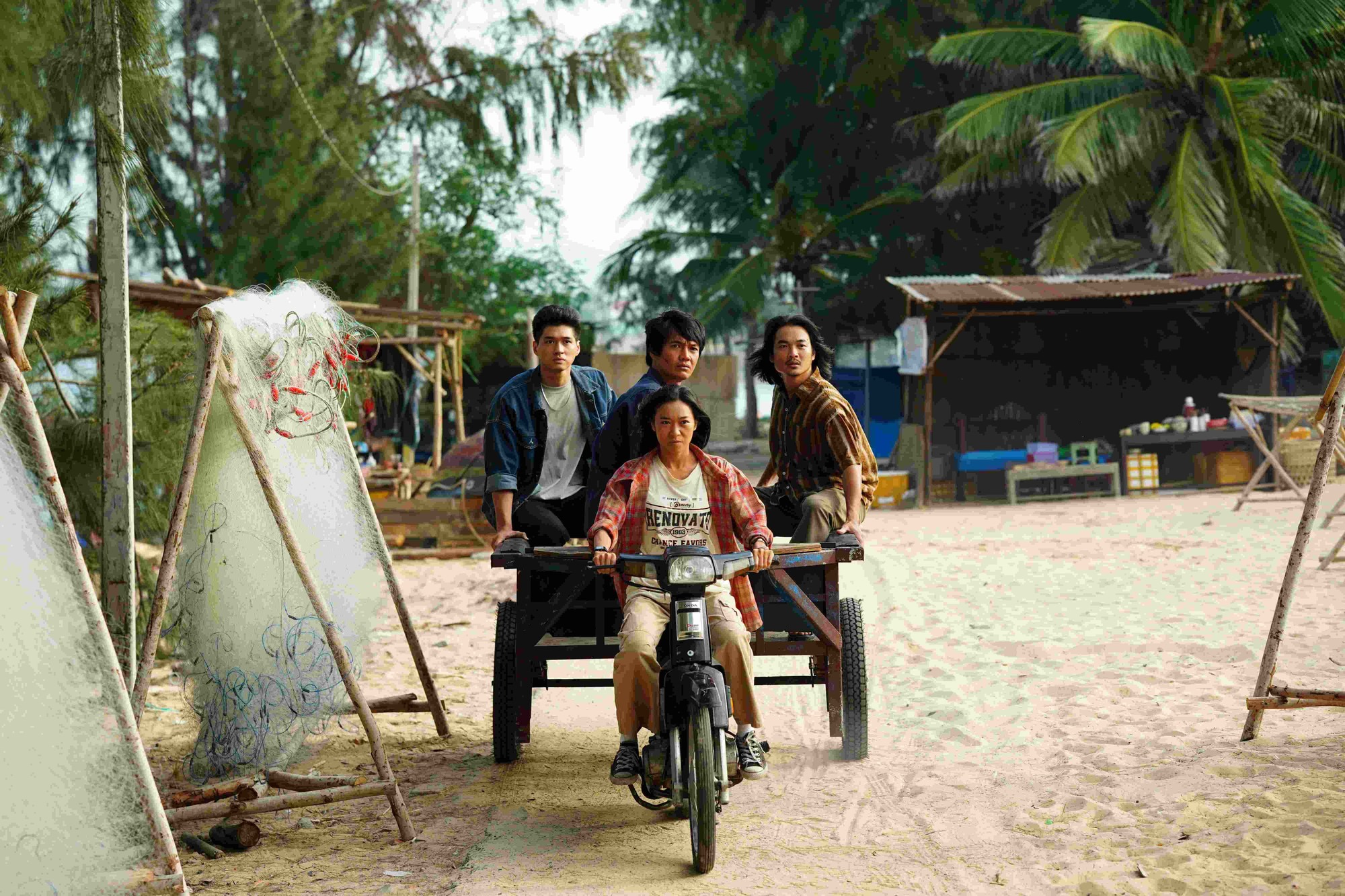 Khen phim Việt này cả đời không hết mất: Nam chính lập kỷ lục chưa từng có, du lịch một vùng tăng trưởng chóng mặt- Ảnh 2.