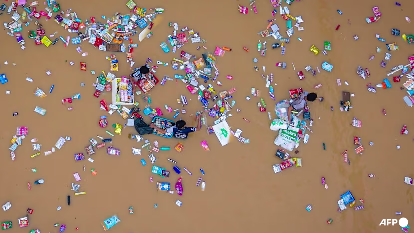 Nhà xác Thái Lan quá tải sau lũ lụt, phải dùng xe tải đông lạnh- Ảnh 3. Nhà xác Thái Lan quá tải sau lũ lụt, phải dùng xe tải đông lạnh- Ảnh 3.