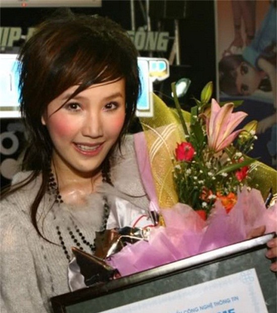 khong nhin duoc cuoi khi ngam lai cac kieu toc thuo moi vao nghe cua sao viet8