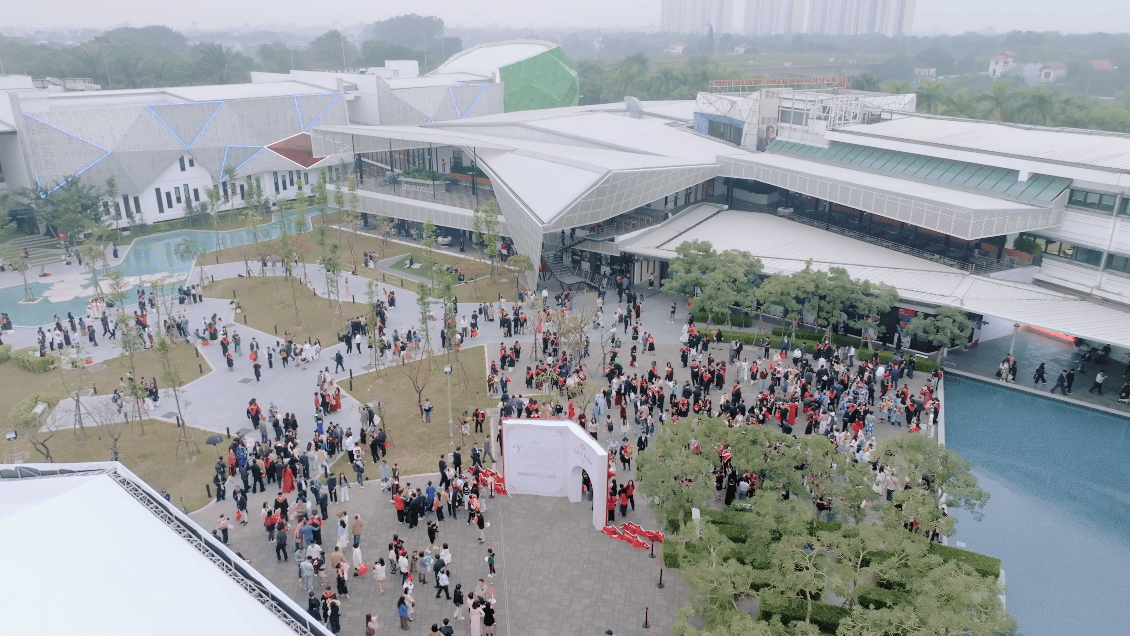 1toan canh khuon vien buv trong le tot nghiep