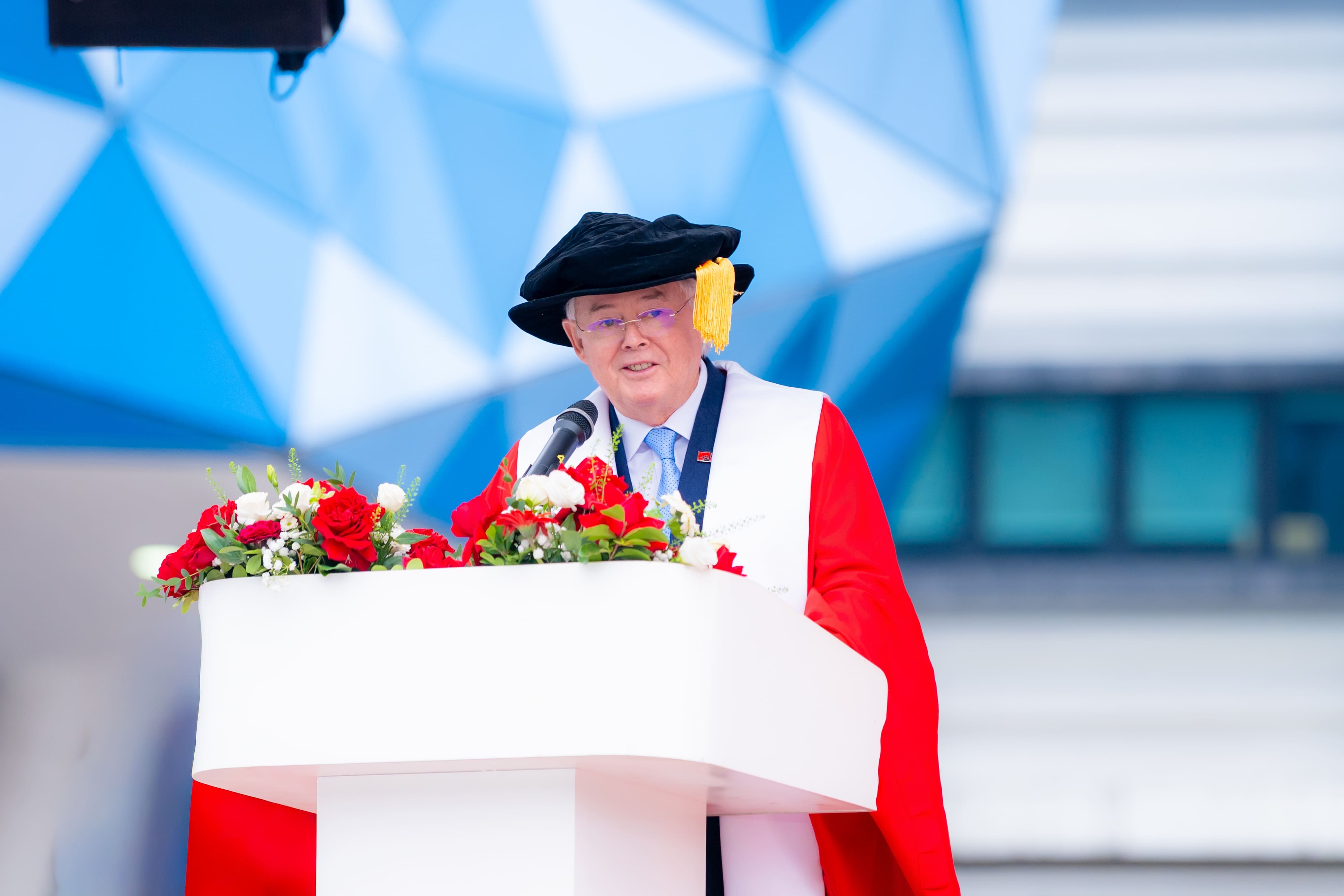 giao su raymond gordon hieu truong kiem chu tich buv phat bieu trong buoi le1