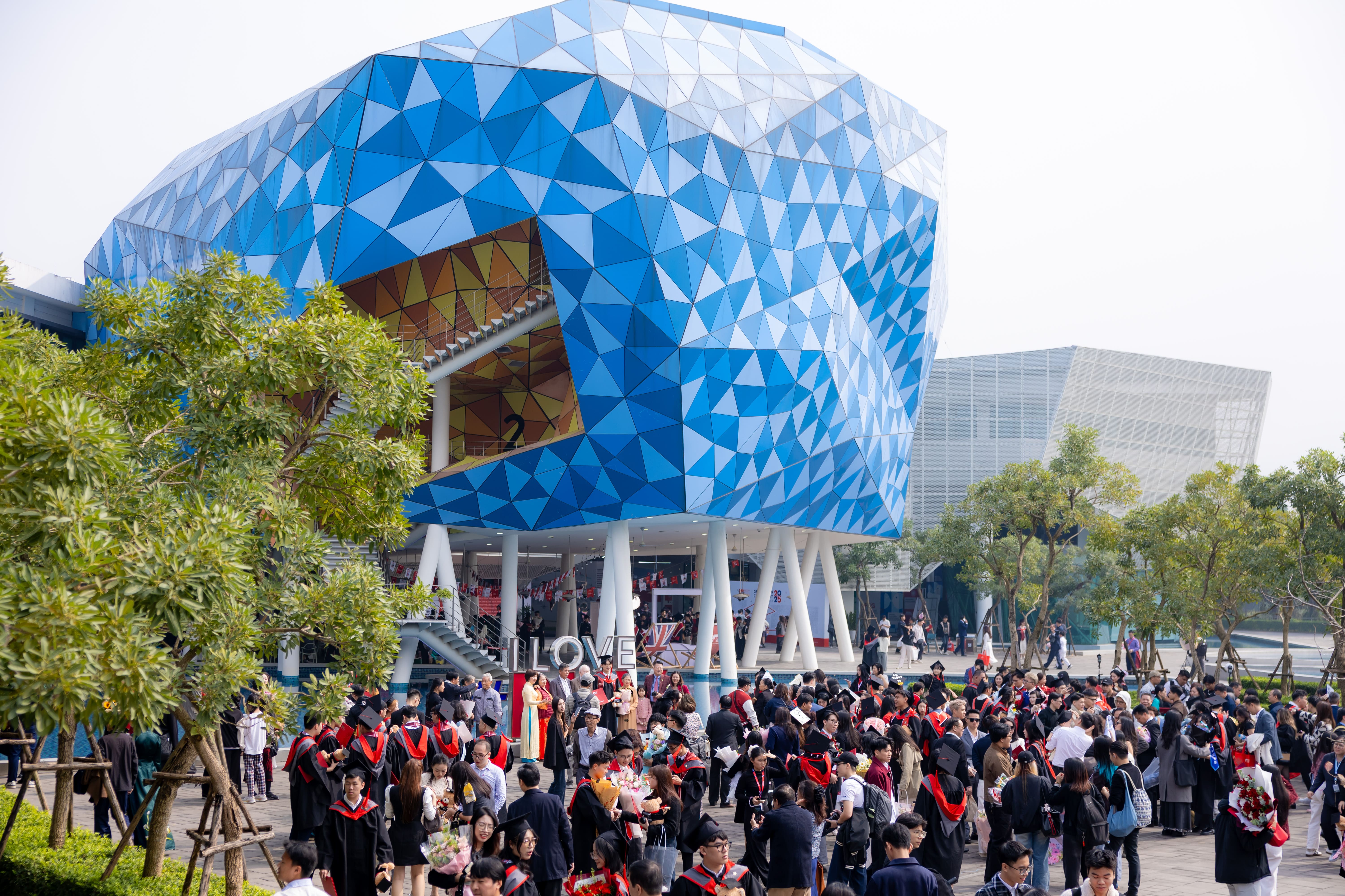 toan canh khuon vien buv trong le tot nghiep 11