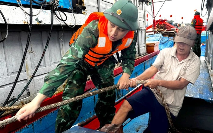 tau thuyen tranh bao so 12 1760959670114882709432