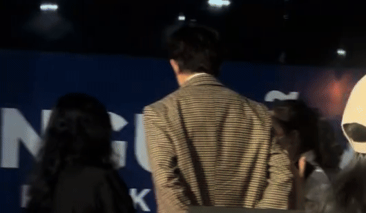 Clip HOT: Mỹ nam Việt vừa bước lên thảm đỏ là cả dàn sao phải chịu thua, camera dí sát rạt không ra khuyết điểm