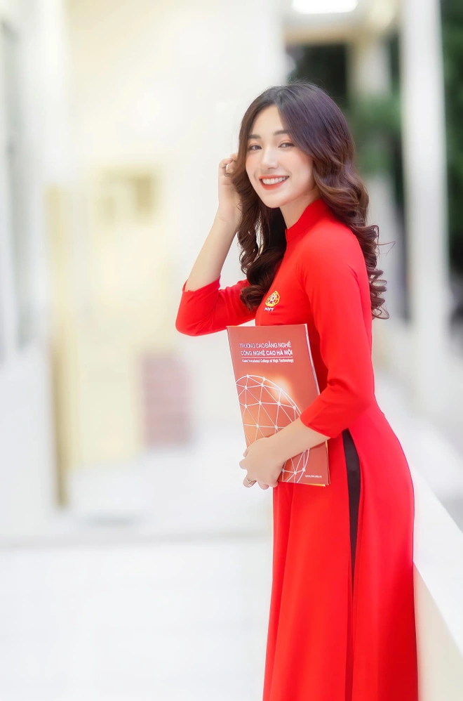 co giao truong nghe xinh dep la guong mat quang cao dat showdocx 1635093830463