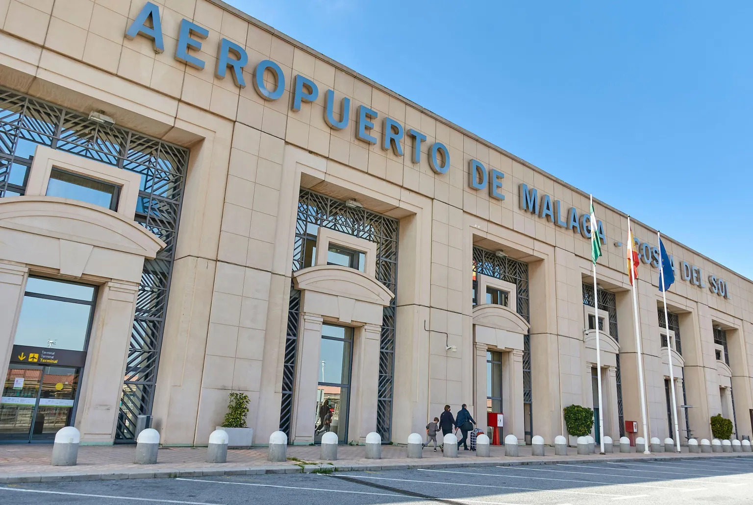 2eww66c family group walks front 1028033444