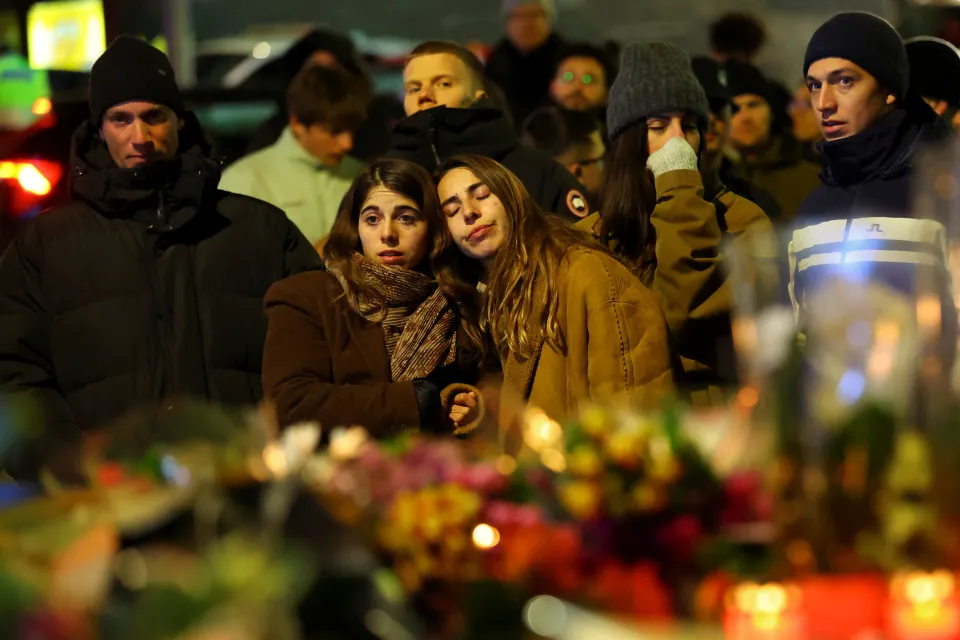 people react outside le constellation 1048890775