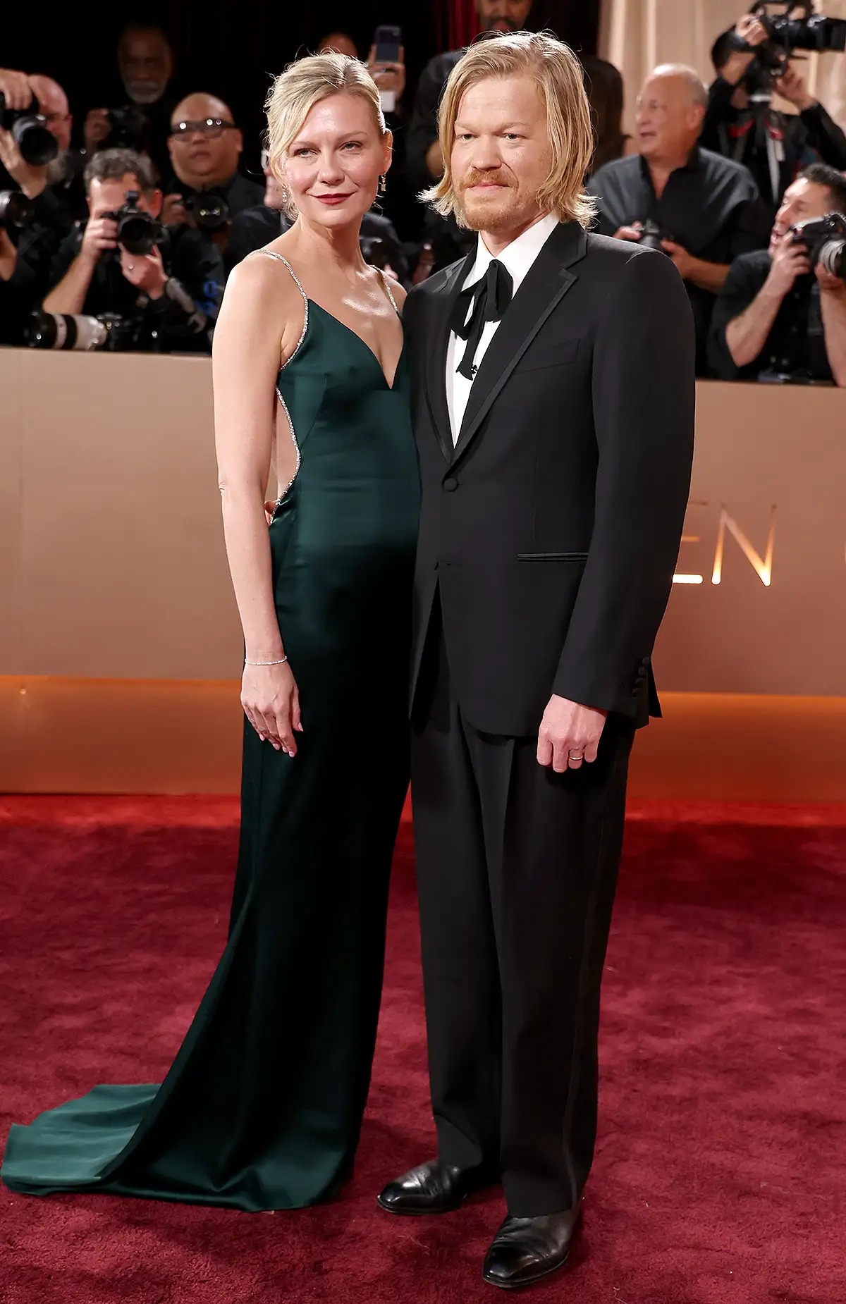 kirsten dunst arrivals golden gl