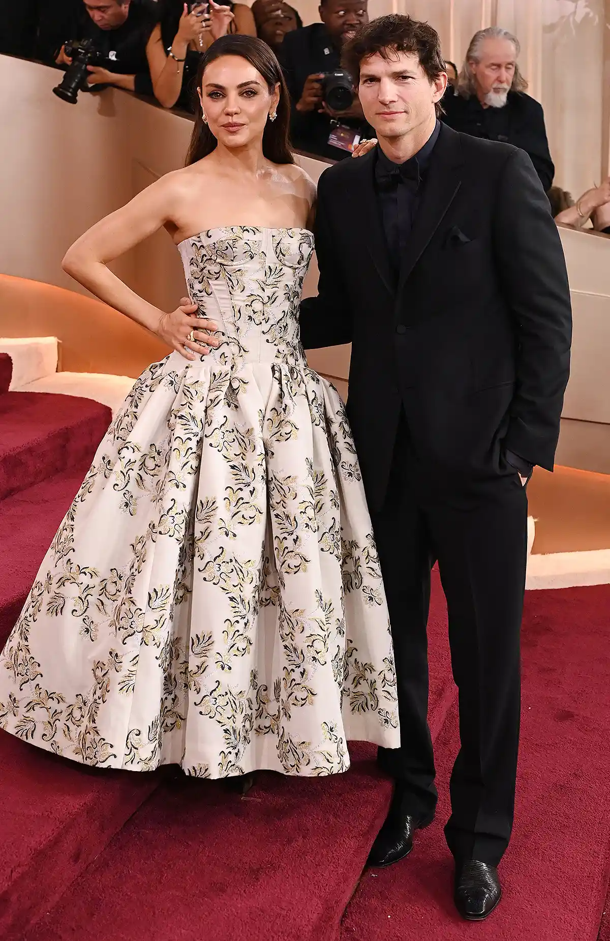 mila kunis arrivals golden globe