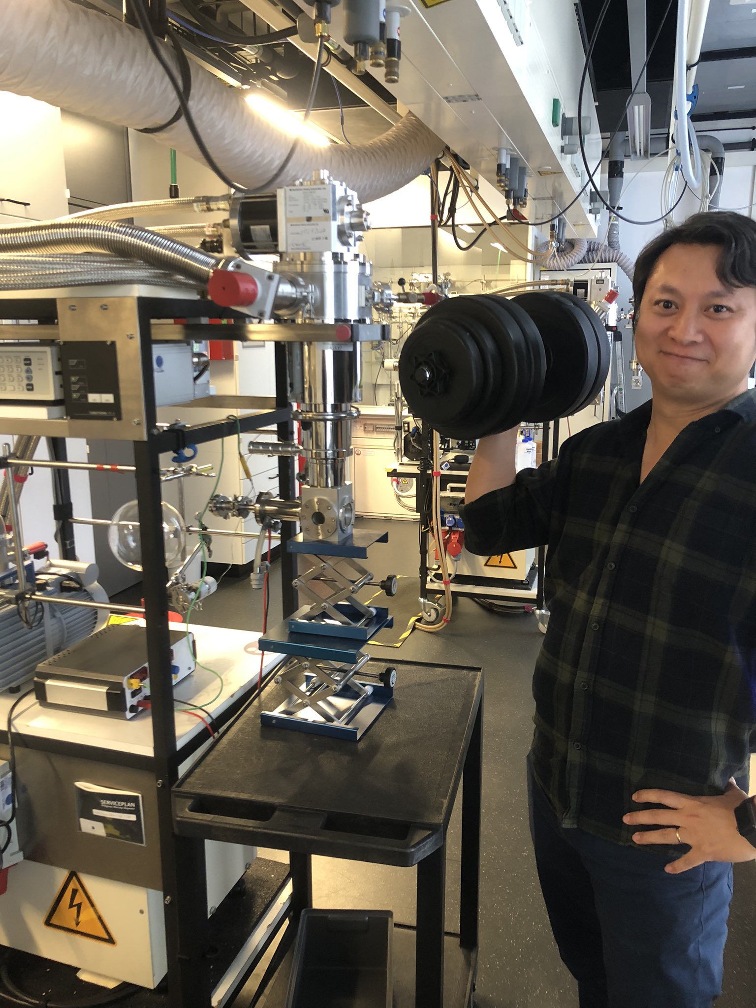 lab lam viec trong phong thi nghiem