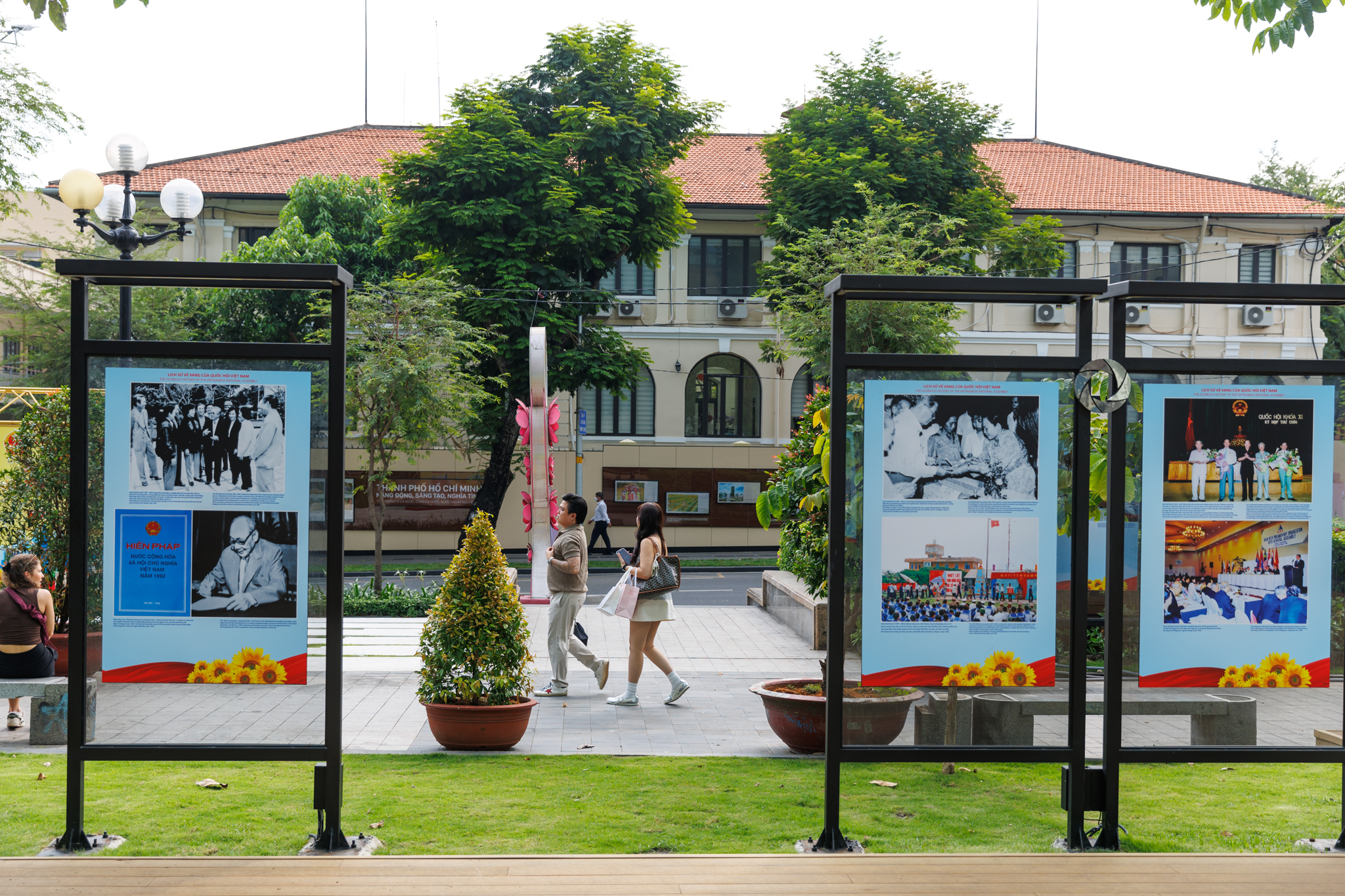 nhieu tranh anh tu lieu ve bau cu quoc hoi va hdnd tai duong dong khoi 1