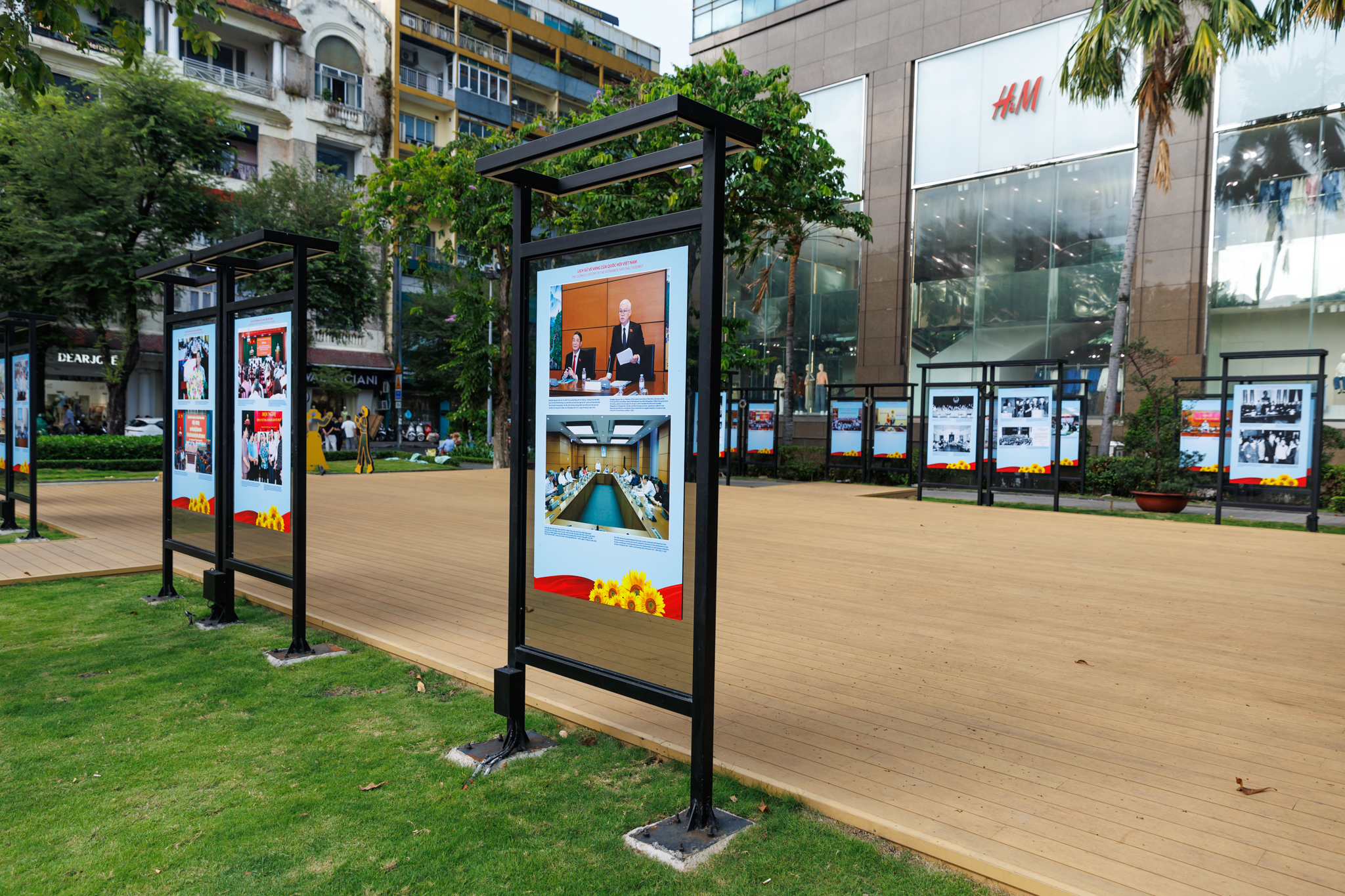 nhieu tranh anh tu lieu ve bau cu quoc hoi va hdnd tai duong dong khoi 3