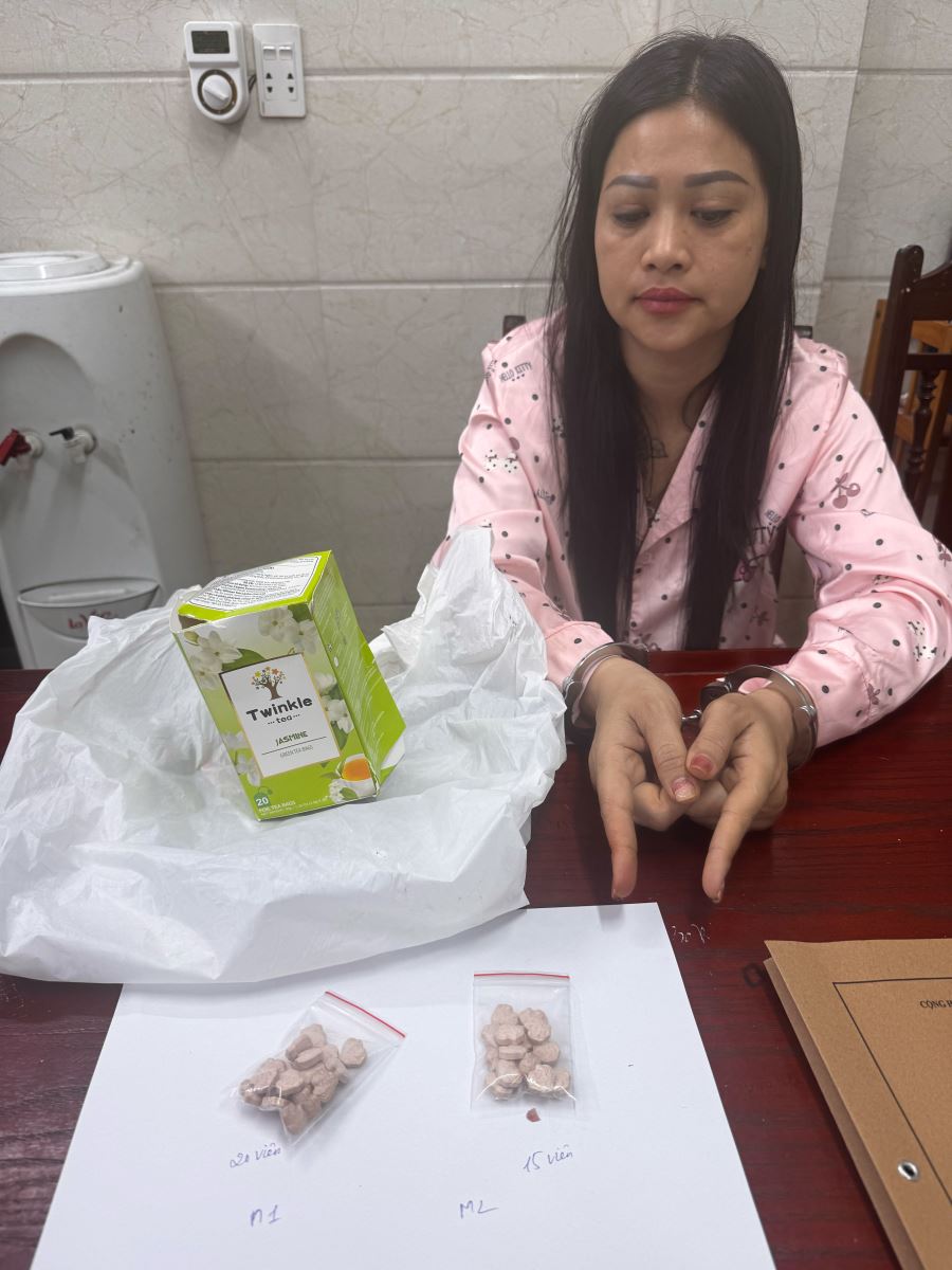 nh 1 doi tuong le thi thu thao khi bi bat qua tang