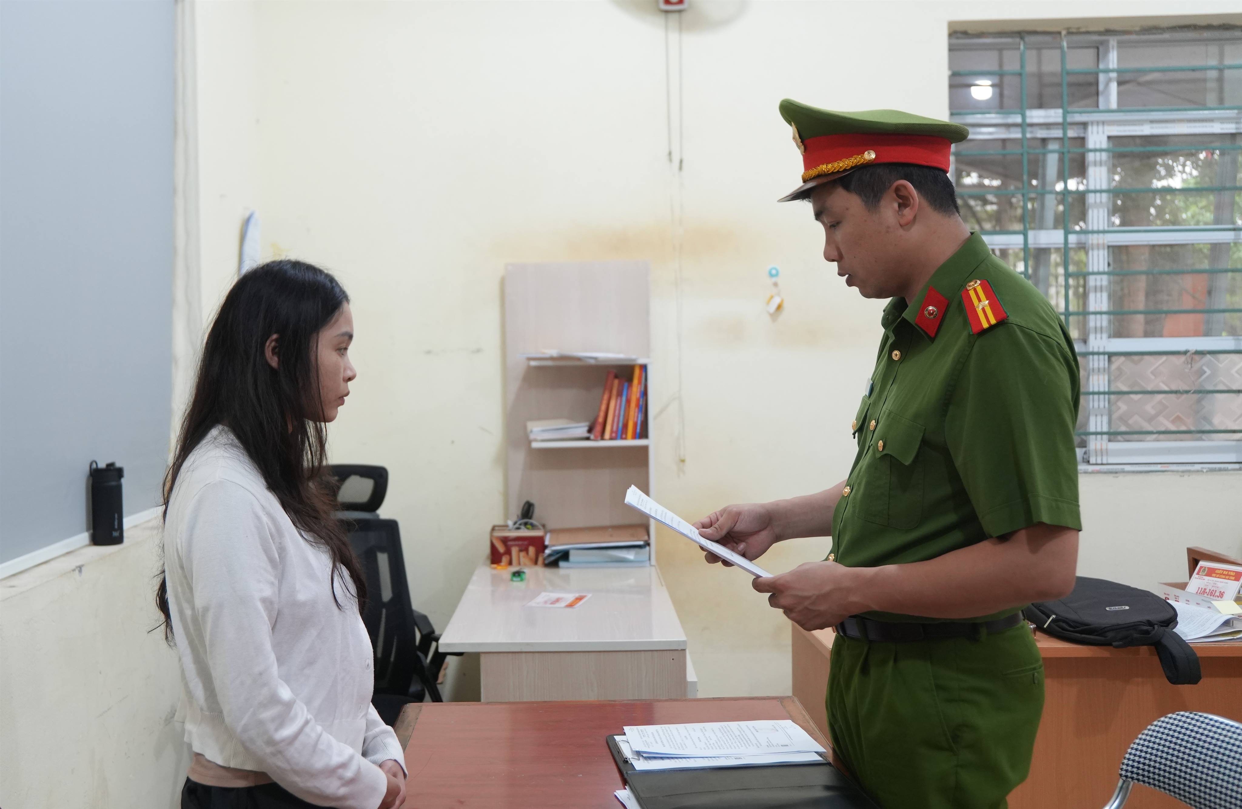 1 co quan cong an doc lenh khoi to bi can lenh bat tam giam doi voi trieu thi dung