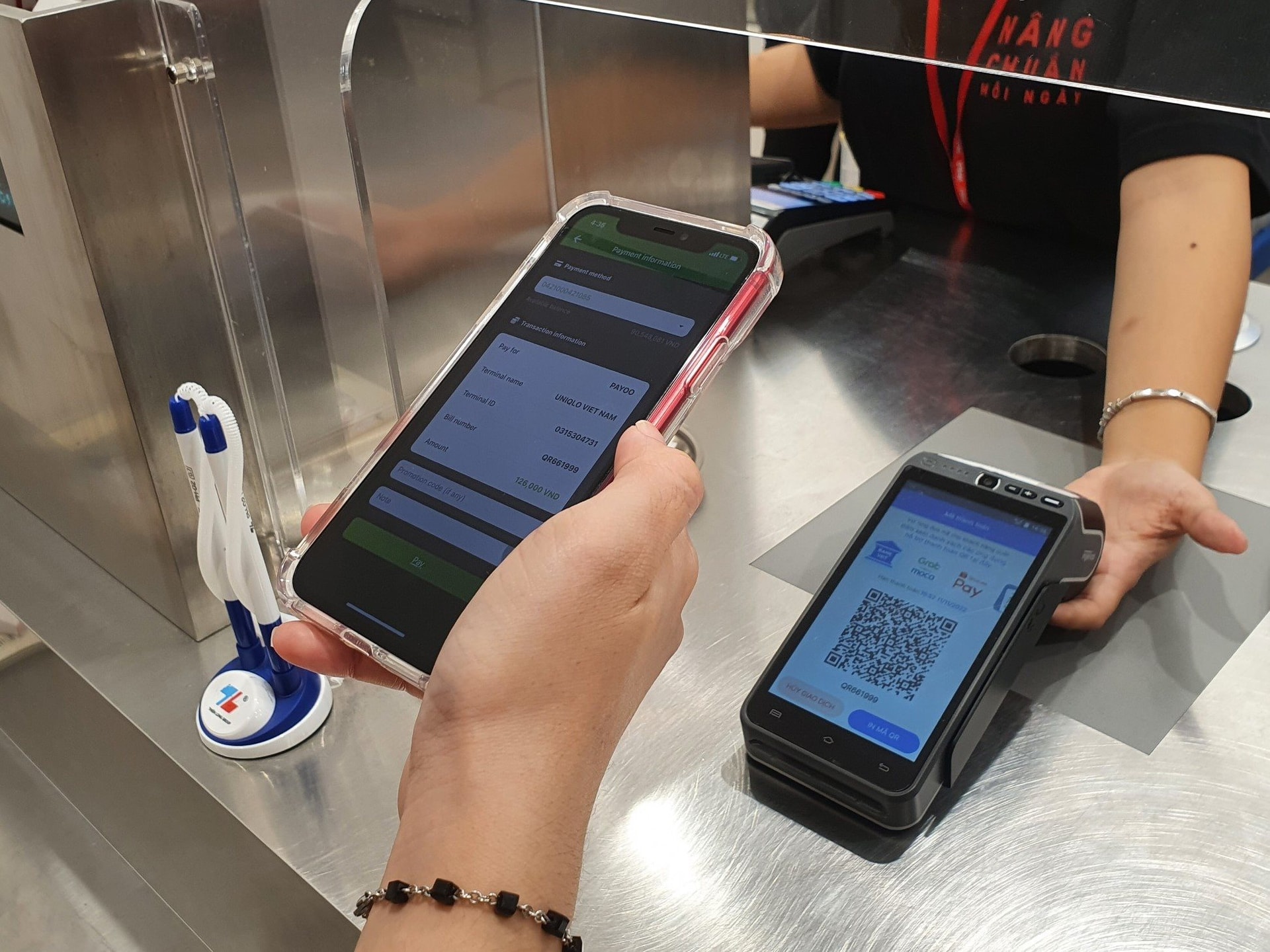 khach hang thanh toan qr tai uniqlo vietnam 1 