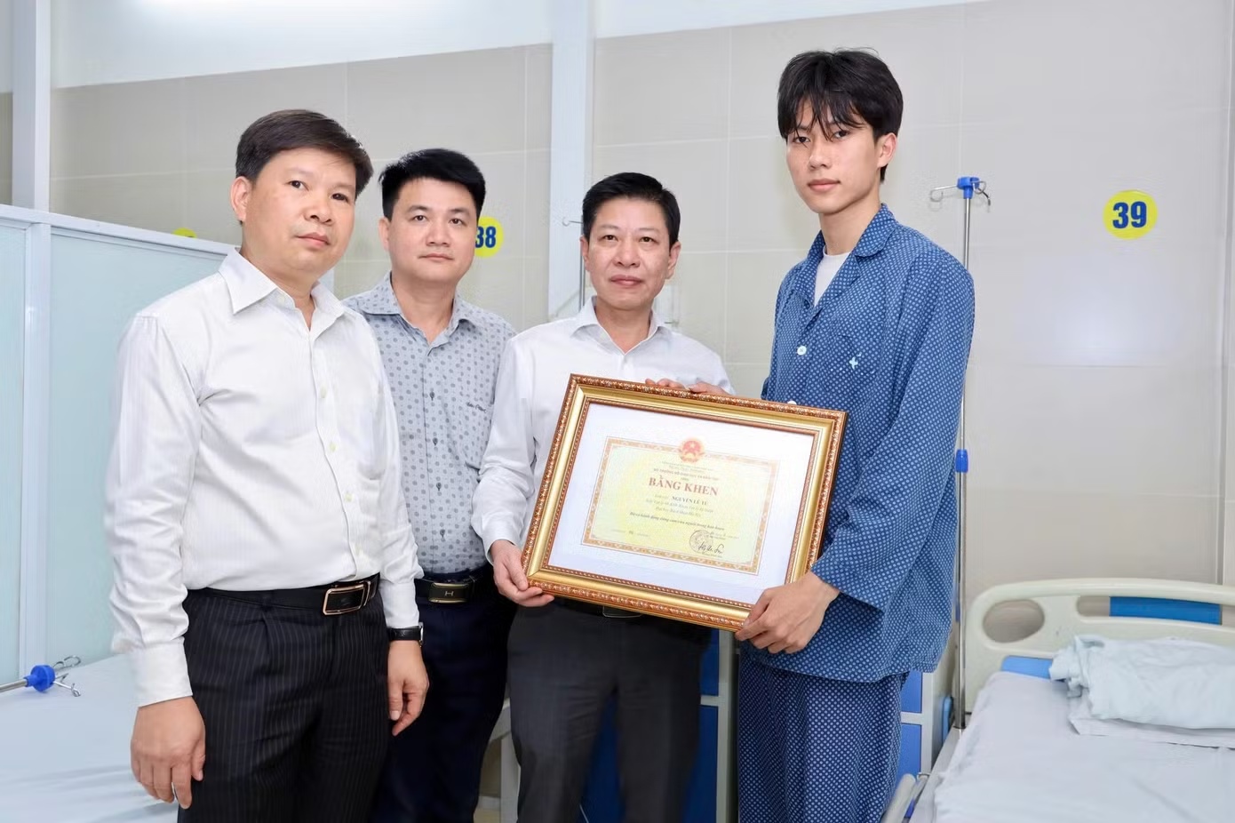 sinh vien nguyen le tu nhan bang khen cua bo gddt11zon