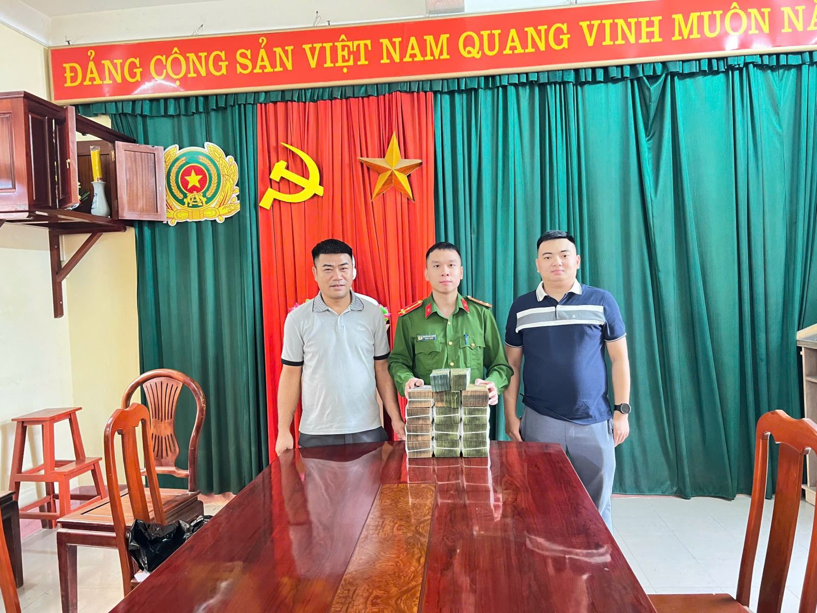 cap thai binhdai dien cong an phuong gap go trao tra lai so tien chuyen nham cho cong dancv443