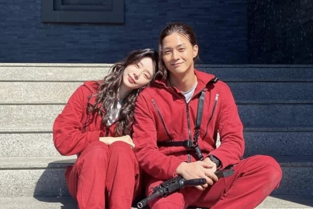 zigi 62ba5ee4843b3 lee joo bin dan kim ji hoon money heist korea620x413thumb