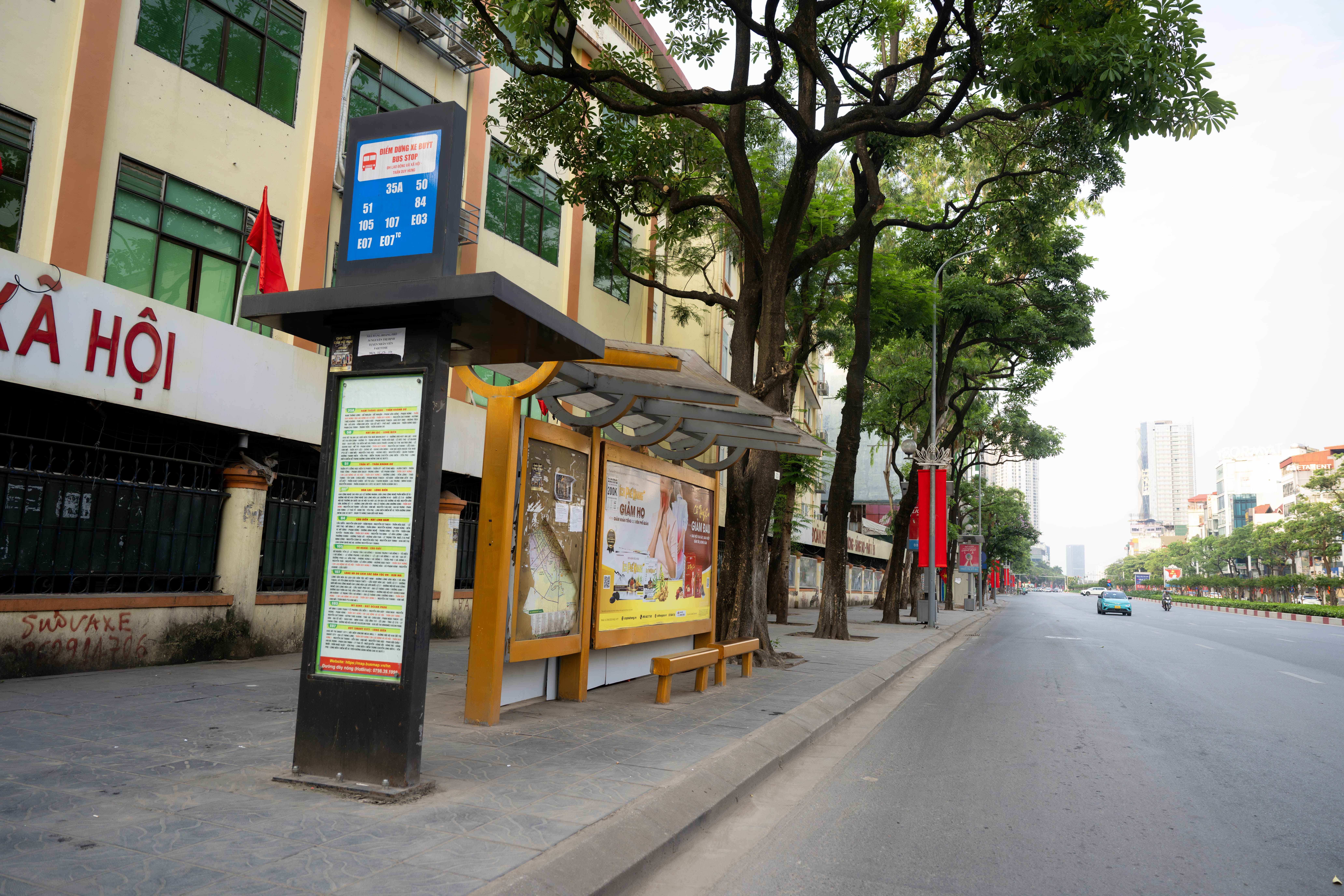 ben xe buss vang khong bong nguoi
