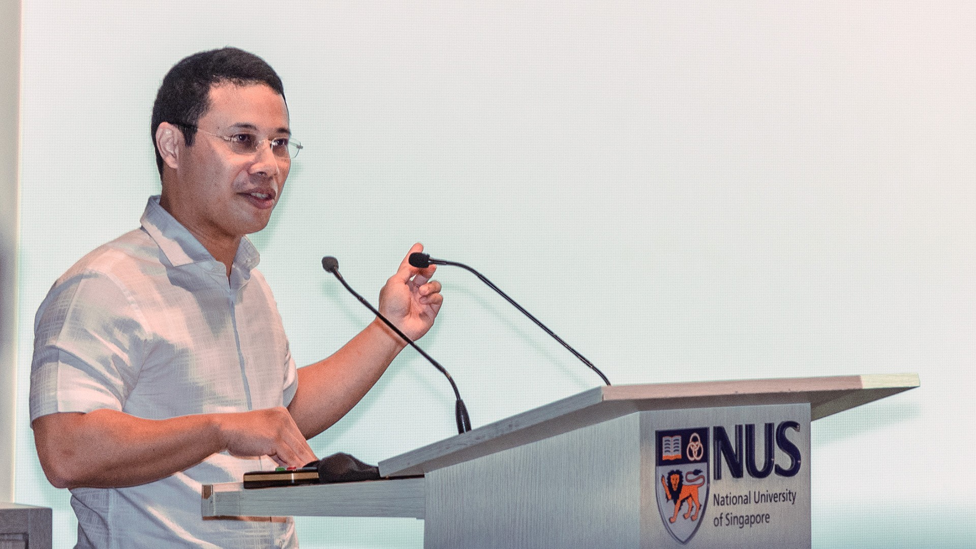 singapores education minister desmond lee