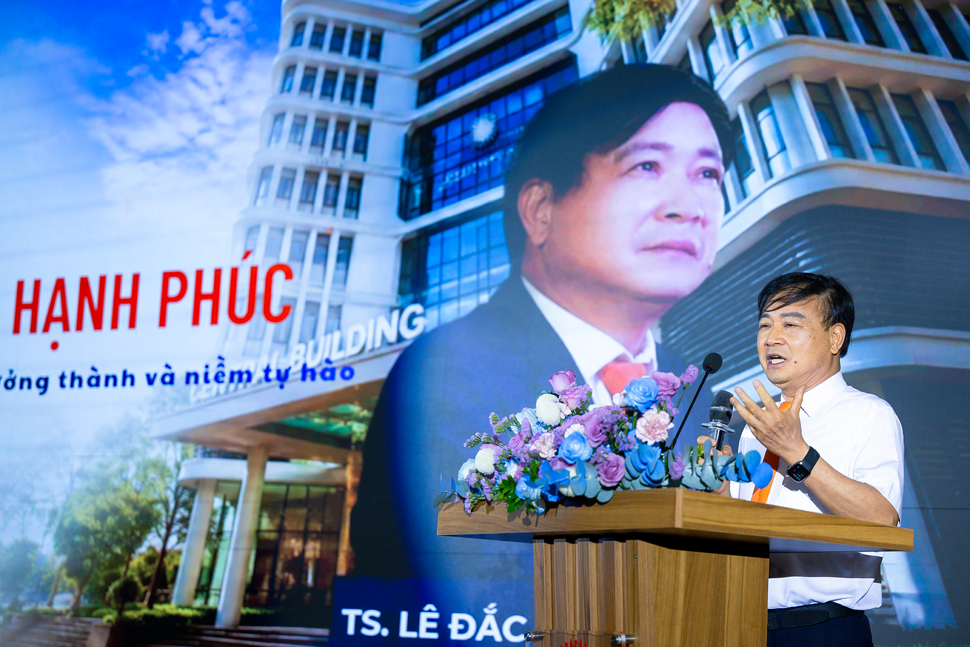 2 tien si le dac son chu tich hoi dong truong dai hoc dai nam phat bieu tham luan tai hoi thao kien tao truong dai hoc hanh phuc tai viet nam 2