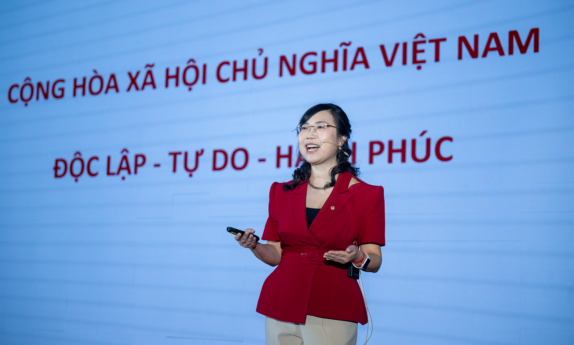 4 tien si le mai lan pho chu tich tap doan vingroup chu tich hoi dong truong dai hoc vinuni phat bieu tham luan tai hoi thao kien tao truong dai hoc hanh phuc tai viet nam 1