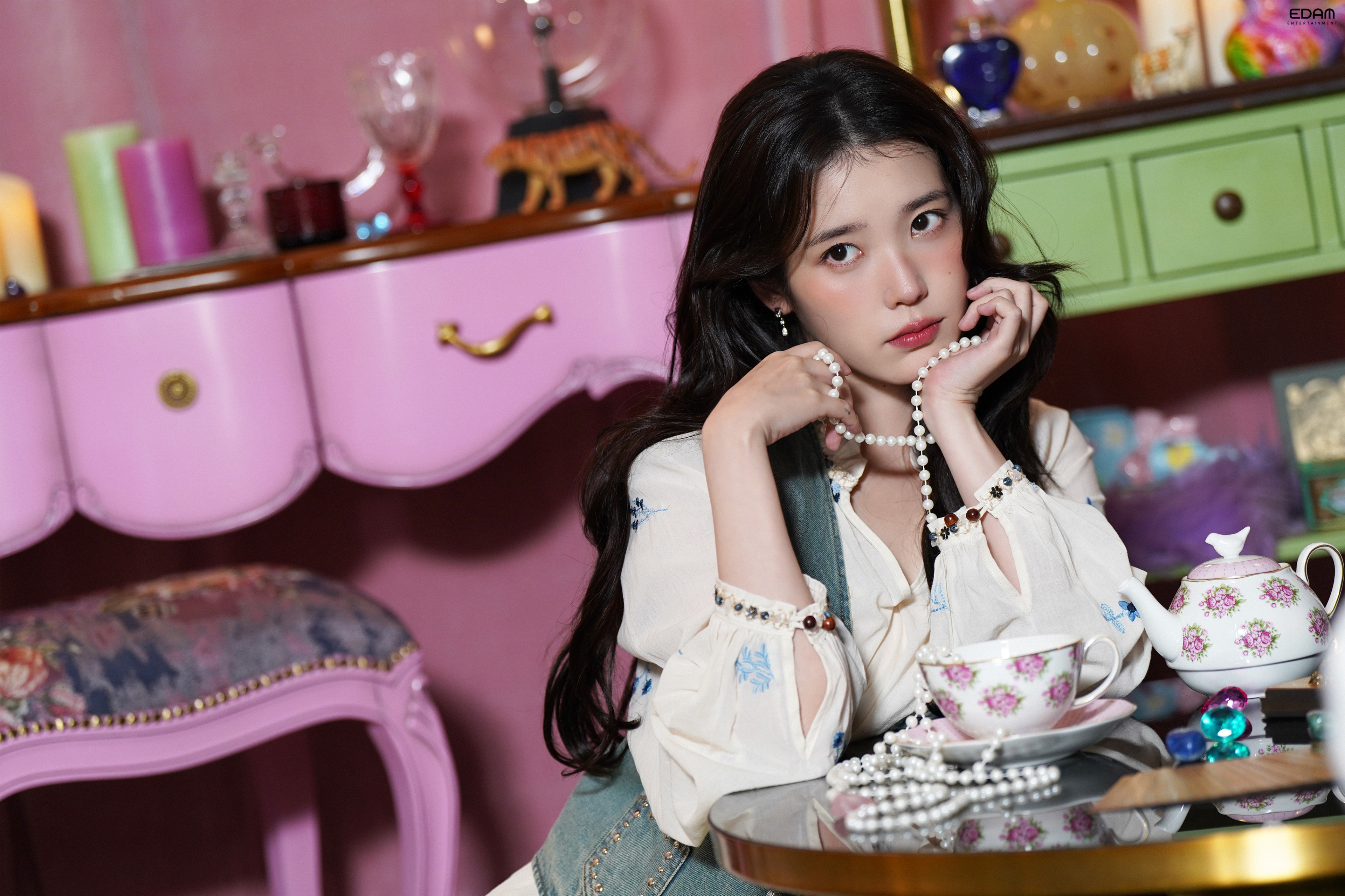 251117 iu 2026 seasons greetings bts v0 zfltchhl2s1g1