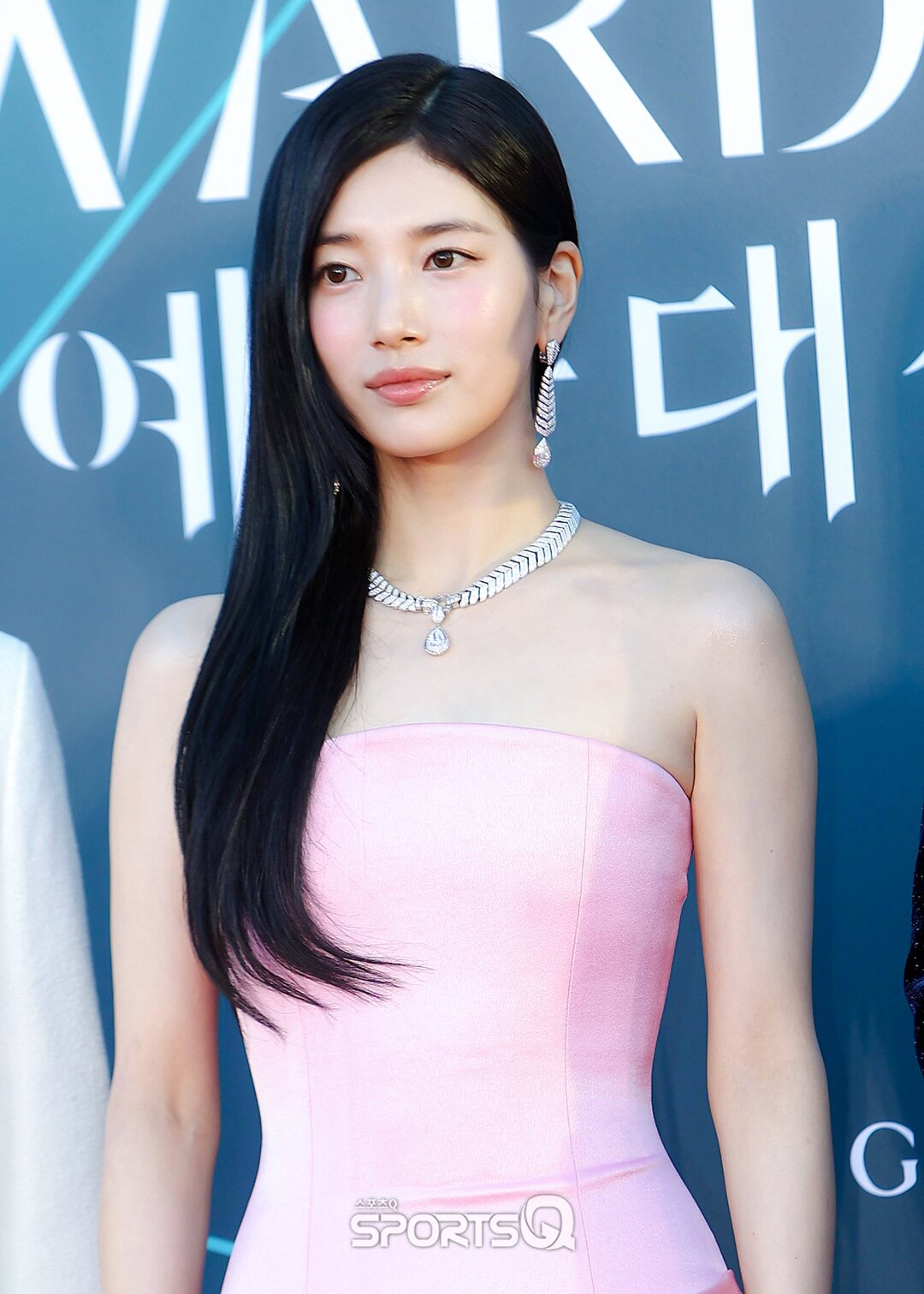 bzvn tham do baeksang 2026 bae suzy00003