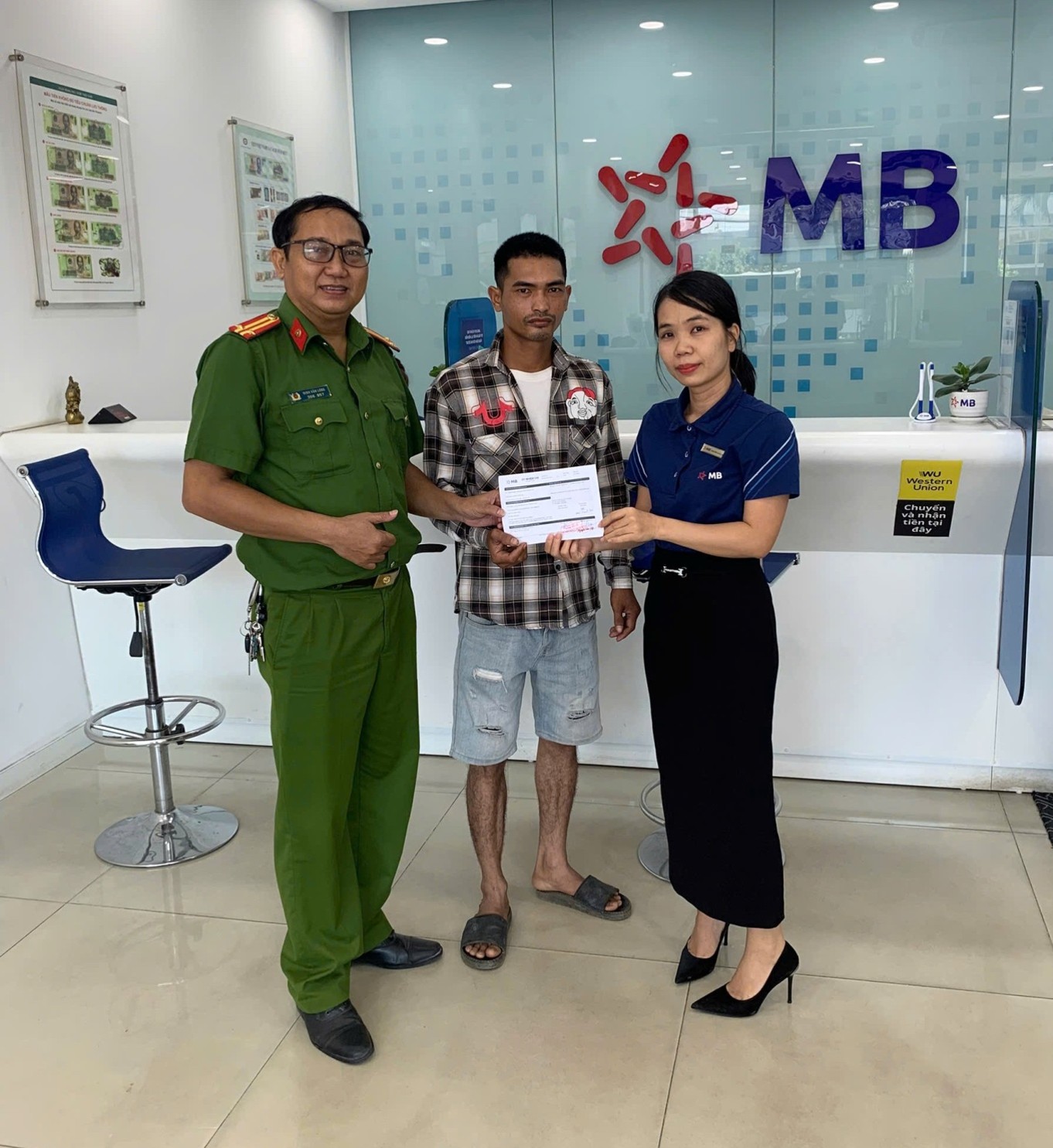 cong an xa van canh anh hoa o giua va ngan hang mb hoan tra so tien chuyen nham