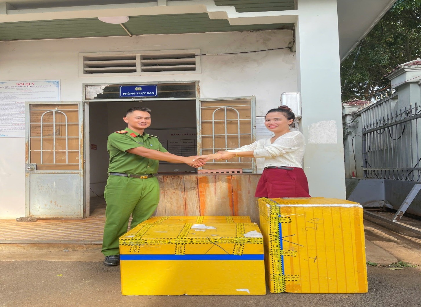 hinh anh cong an xa trao tra lai tai san cho chi yen