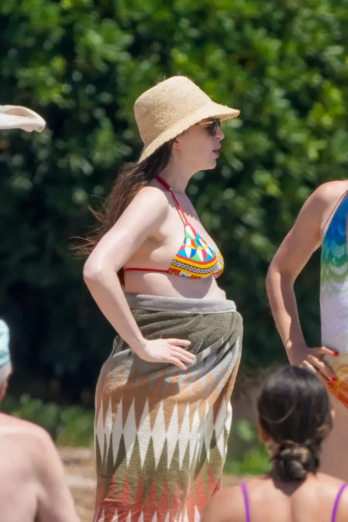 baby board anne hathaway debuts 1315485201
