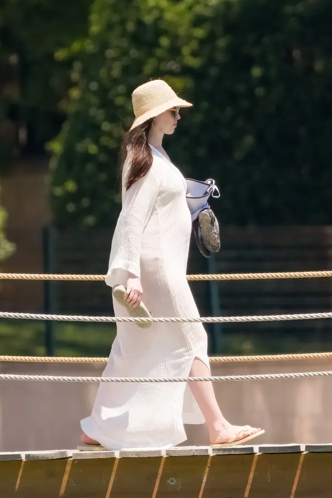 baby board anne hathaway debuts 1315485711