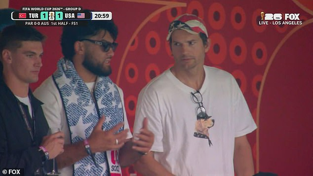 ashton kutcher cung cac ngoi sao nfl puka nacua va ty simpson