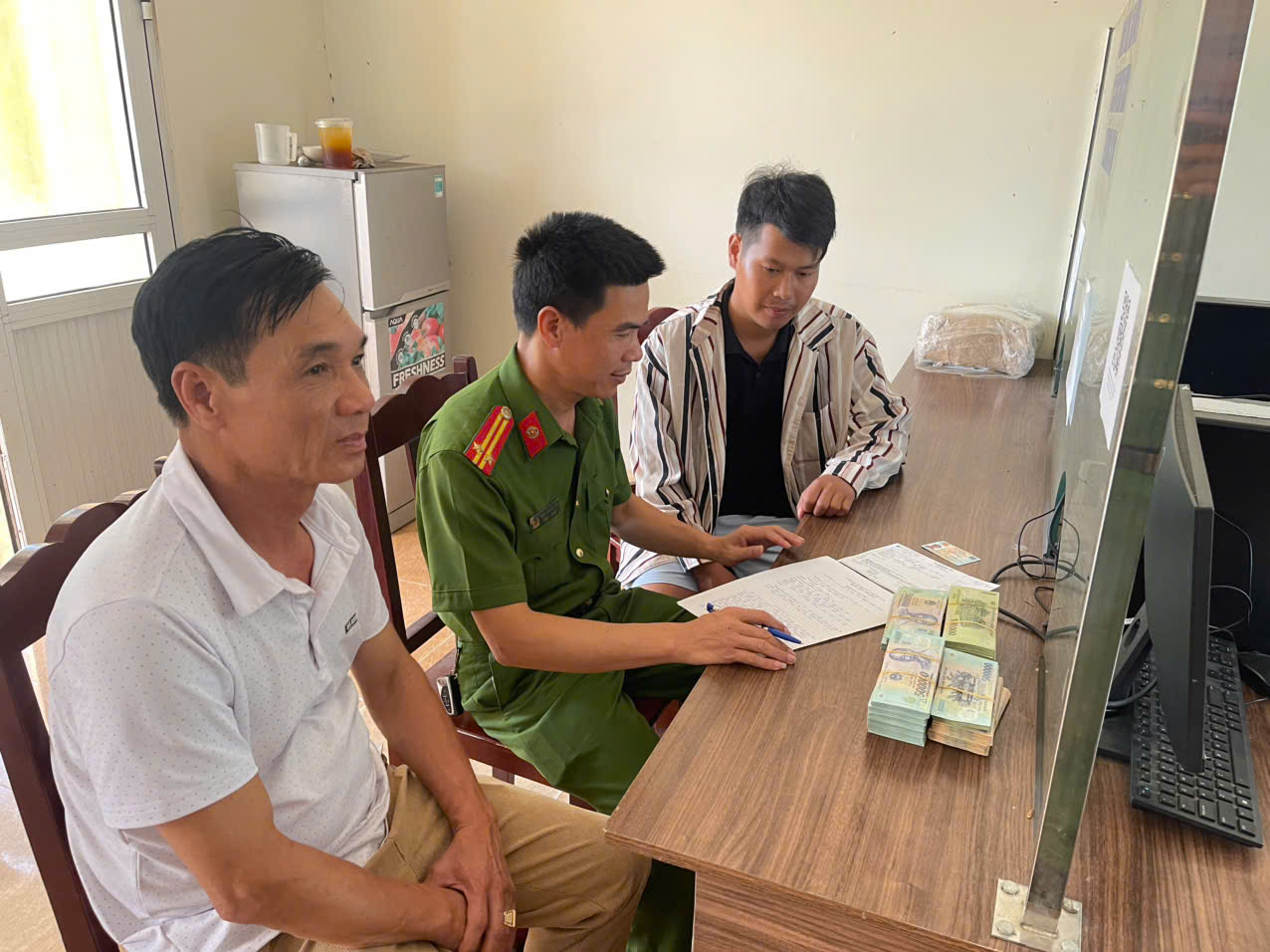 cong an xa xuan lung ho tro nguoi chuye7c7f